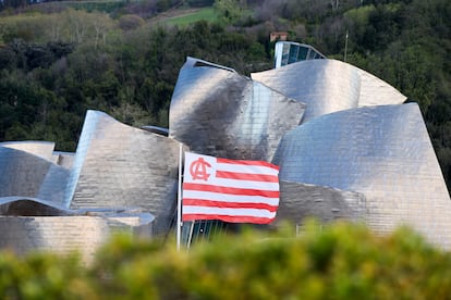 El museo Guggenehim de Bilbao luce la bandera del Athletic.