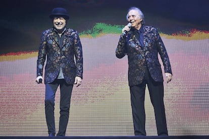 Joaquín Sabina y Joan Manuel Serrat en el Wizink, momentos antes de la caída del primero durante su concierto en febrero en Madrid.