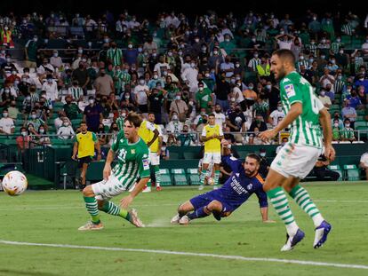 Carvajal remata ante Miranda para hacer el gol del triunfo del Madrid ante el Betis.