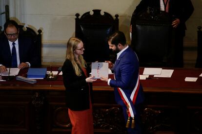 Beatriz Hevia entrega la propuesta de Constitución a Gabriel Boric, el 7 de noviembre.