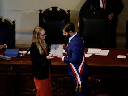 Beatriz Hevia entrega la propuesta de Constitución a Gabriel Boric, el 7 de noviembre.