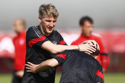 Schweinsteiger bromea con el valenciano Juan Bernat.