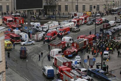 Vista general del despliegue de los servicios de emergencias tras la explosión que ha tenido lugar en el metro de San Petersburgo.