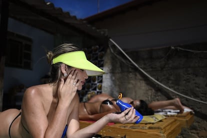 No rosto, Drica não recomenda sol direto sem protetor solar. Por isso se concentra nas outras partes do corpo e pede que as clientes passem protetor solar do pescoço para cima