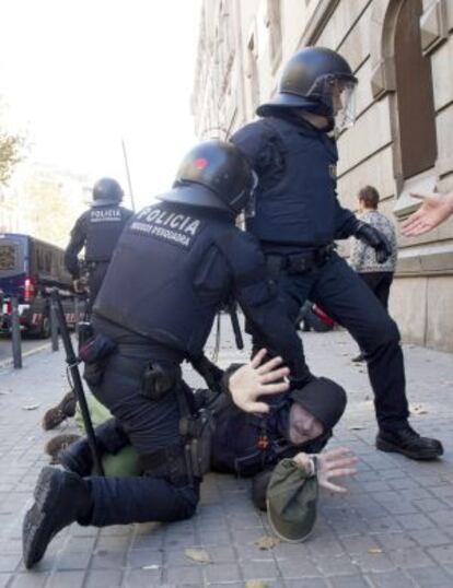 Los &#039;mossos&#039; cargan contra los funcionarios frente a una prisi&oacute;n barcelonesa.