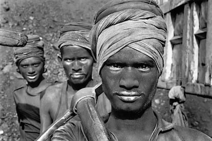 Fotografía de Sebastião Salgado tomada durante su proyecto 'Trabajadores' (Bihar, India, 1989).