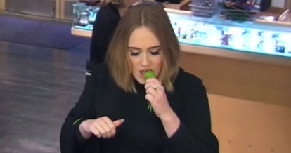 Adele comiendo pasto en el programa de Ellen DeGeneres.