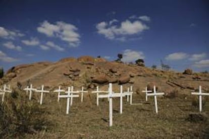 Cruces en memoria de los mineros asesinados en la masacre de Marikana, una mina de platino de Lonmin en Sudáfrica. EFE/Archivo