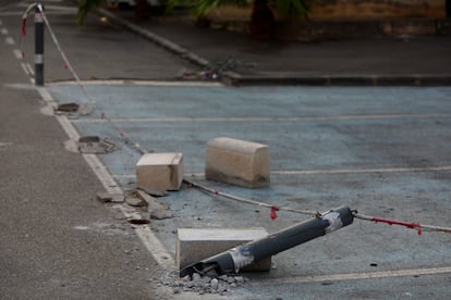 Bolardos destrozados en el aparcamiento del club.