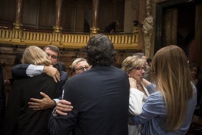 Laporta (ERC) s'abraça amb Escarp (PSC), Portabella (ERC) amb Carmen Andrés i Glòria Martin (PP) amb Janet Sanz (ICV).