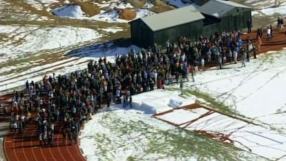 Los estudiantes abandonan el instituto Arapahoe en Centennial, Colorado tras el tiroteo.