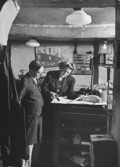 Caresse Crosby y el editor Roger Lescaret en París en 1947.
