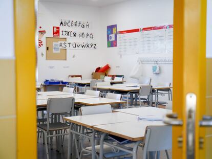 Sillas y mesas de un aula en el interior del Colegio Nobelis de Valdemoro (Comunidad de Madrid) el 20 de mayo.