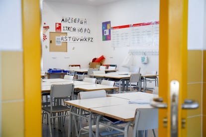 Sillas y mesas de un aula en el interior del Colegio Nobelis de Valdemoro (Comunidad de Madrid) el 20 de mayo.
