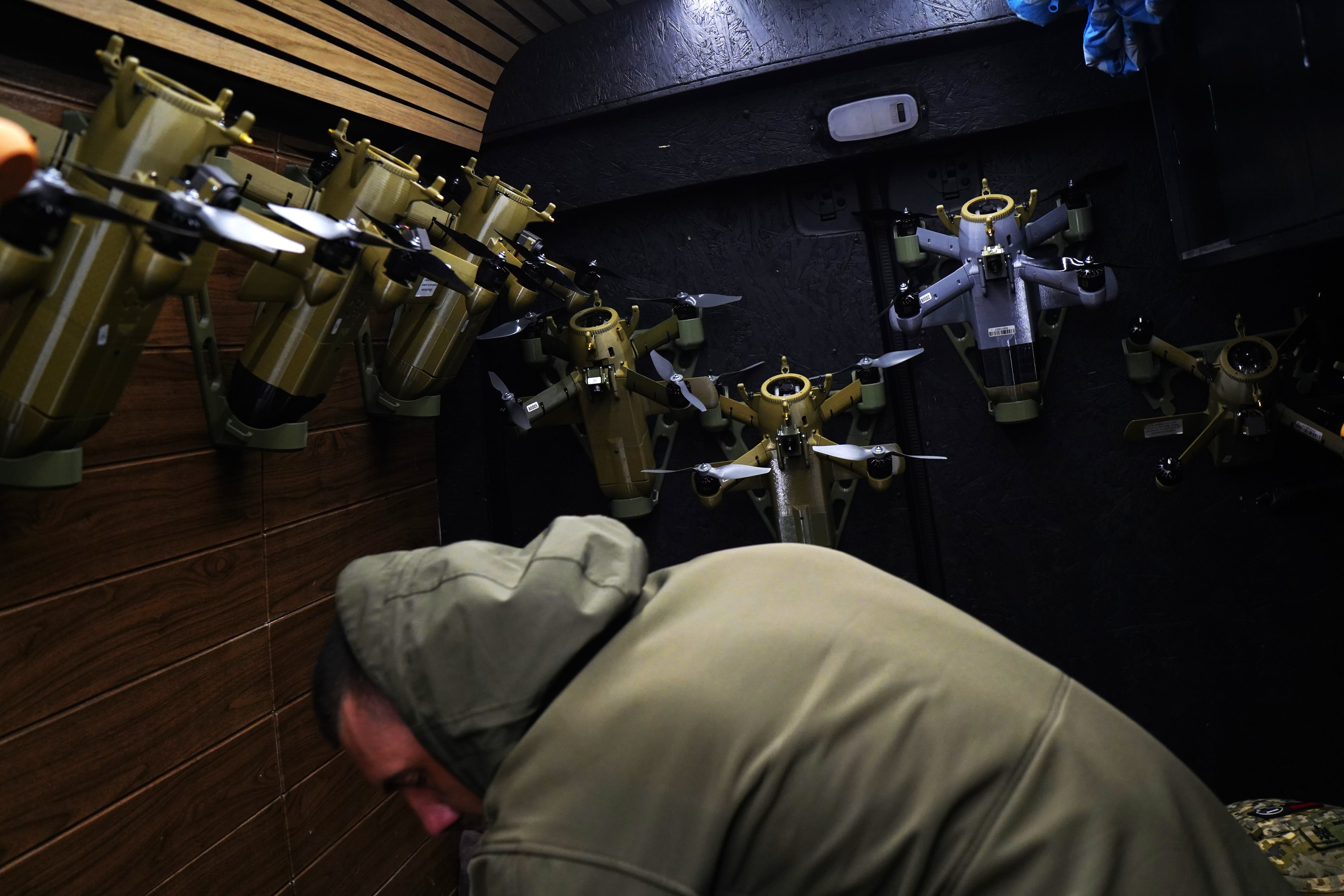 Un militar ucranio, en el interior de una furgoneta en la que se almacenan decenas de drones Sting empleados para derribar drones lanzados por los rusos.