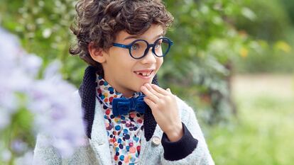 Daniel (a la izquierda), en los jardines del centenario museo. Luce un abrigo verde agua y camisa 
de lunares multicolor, ambos de Soho Kids; pajarita de terciopelo azul de Scotch & Soda y gafas de Italia Independent. 