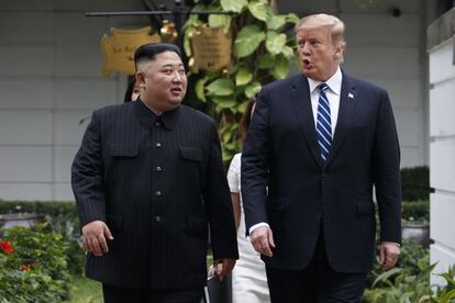 
El presidente de los Estados Unidos, Donald Trump, y el líder norcoreano, Kim Jong Un, caminan tras su encuentro en el hotel Sofitel Legend Metropole Hanói.