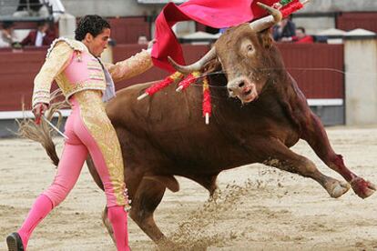 El novillero Ambel Posada da un pase de pecho a su primer novillo.