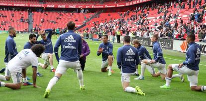 Los jugadores del Real Madrid calientan en el campo momentos antes de disputar el partido correspondiente a la vigésimo octava jornada de LaLiga Santander ante el Athletic de Bilbao en el estadio San Mamés.