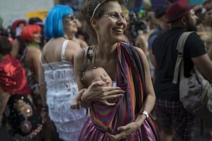 Bêbe curte seu primeiro (pré) Carnaval no bloco 'Céu na Terra', no Rio de Janeiro, neste sábado