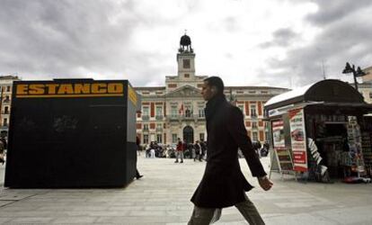 El estanco de la Puerta del Sol, una de las dos casetas implicadas en el enfrentamiento entre las administraciones madrileñas, y a la derecha un quiosco de prensa.