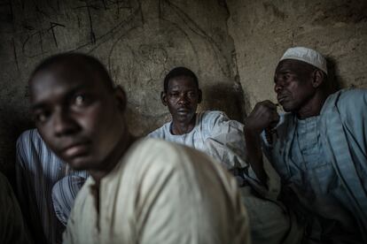 Un grupo de hombres conversa en el pueblo de Jakkana, destino para miles de desplazados.