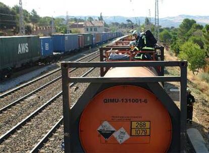 Un equipo de bomberos controla la fuga de dióxido de azufre en un tren de mercancías a la altura de Robledo de Chavela.