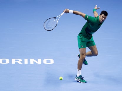 Djokovic devuelve de revés durante el partido contra Rublev en el Pala Alpitour de Turín.