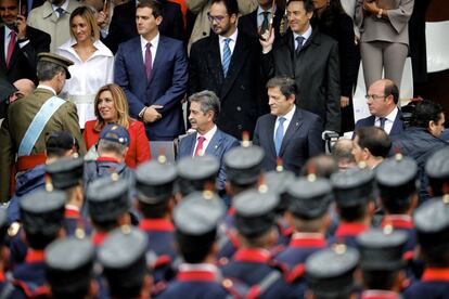 El rey Felipe VI saluda a Díaz durante el Desfile del 12 de Octubre en Madrid, en 2016.