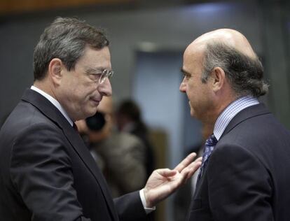 El presidente del BCE, Mario Draghi, y el ministro de Economía, Luis de Guindos