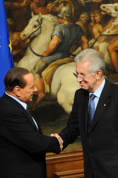 Silvio Berlusconi también cayó y le entregó su cargo a Mario Monti. 
