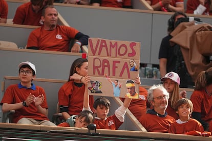 Aficionados esperan que el acto de homenaje a Rafa Nadal comience.