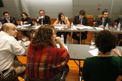 Reunión entre la ministra Ángeles González-Sinde y un grupo de internautas el año pasado.