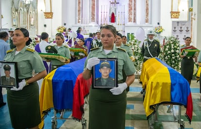 ceremonia religiosa por el asesinato de siete policías, en Neiva, el 6 de septiembre de 2022.