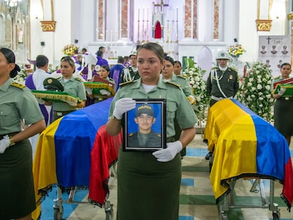 Una ceremonia religiosa por el asesinato de siete policías, en Neiva, el 6 de septiembre de 2022.