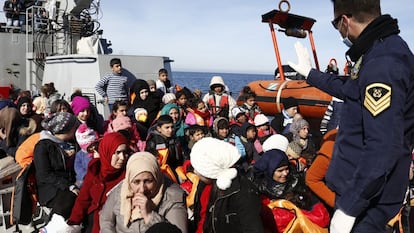 Rescate a inmigrantes que trataban de llegar a la isla griega de Lesbos.