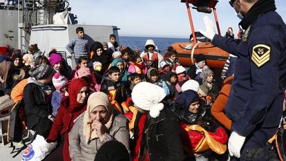 Rescate a inmigrantes que trataban de llegar a la isla griega de Lesbos.