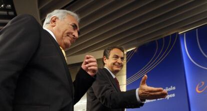 El expresidente del Gobierno, Jos&eacute; Luis Rodr&iacute;guez Zapatero, con el ex director gerente del FMI, Dominique Strauss Kahn, en La Moncloa en julio de 2010
