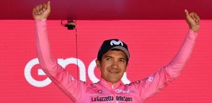 Richard Carapaz con la maglia rosa.