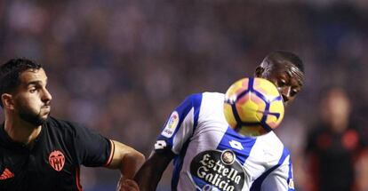 Martín Montoya y el deportivista Marlos Moreno pugnan por la pelota.