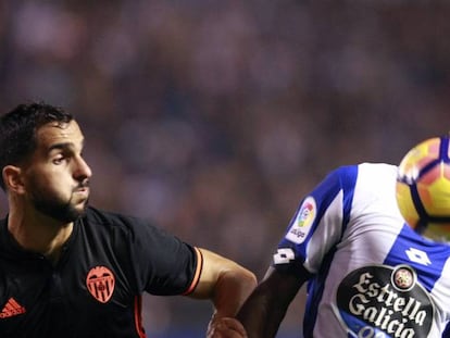 Mart&iacute;n Montoya y el deportivista Marlos Moreno pugnan por la pelota.