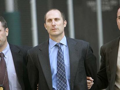 Matthew Tannin, de Bear Stearns, entre los agentes del FBI que ayer le detuvieron en Nueva York.