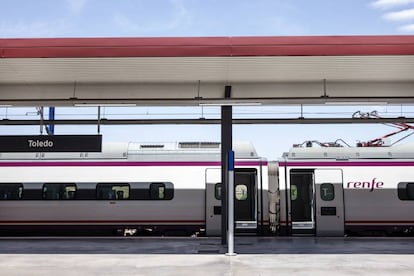 Un tren AVE en la estación de Toledo.