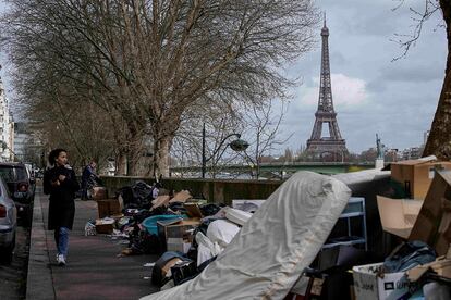 Una mujer pasa este jueves junto a la basura acumulada en una calle de París.