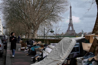 Una mujer pasa este jueves junto a la basura acumulada en una calle de París.