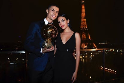 Cristiano Ronaldo y Georgina Rodríguez con el Balón de Oro.
