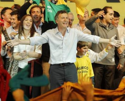 El alcalde de Buenos Aires, Mauricio Macri (c), celebra su reelección tras la segunda vuelta electoral que lo enfrentó al senador Daniel Filmus