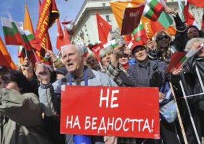 Un manifestante sostiene una pancarta en la que se lee en búlgaro "Pobreza no" durante una protesta en el centro de Sofía (Bulgaria). EFE/Archivo