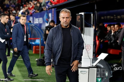 El entrenador del Barcelona, Hansi Flick, el sábado en El Sadar durante el partido ante Osasuna.