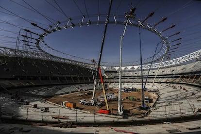 Obras de reforma en el interior del estadio de la Peineta, esta mañana.